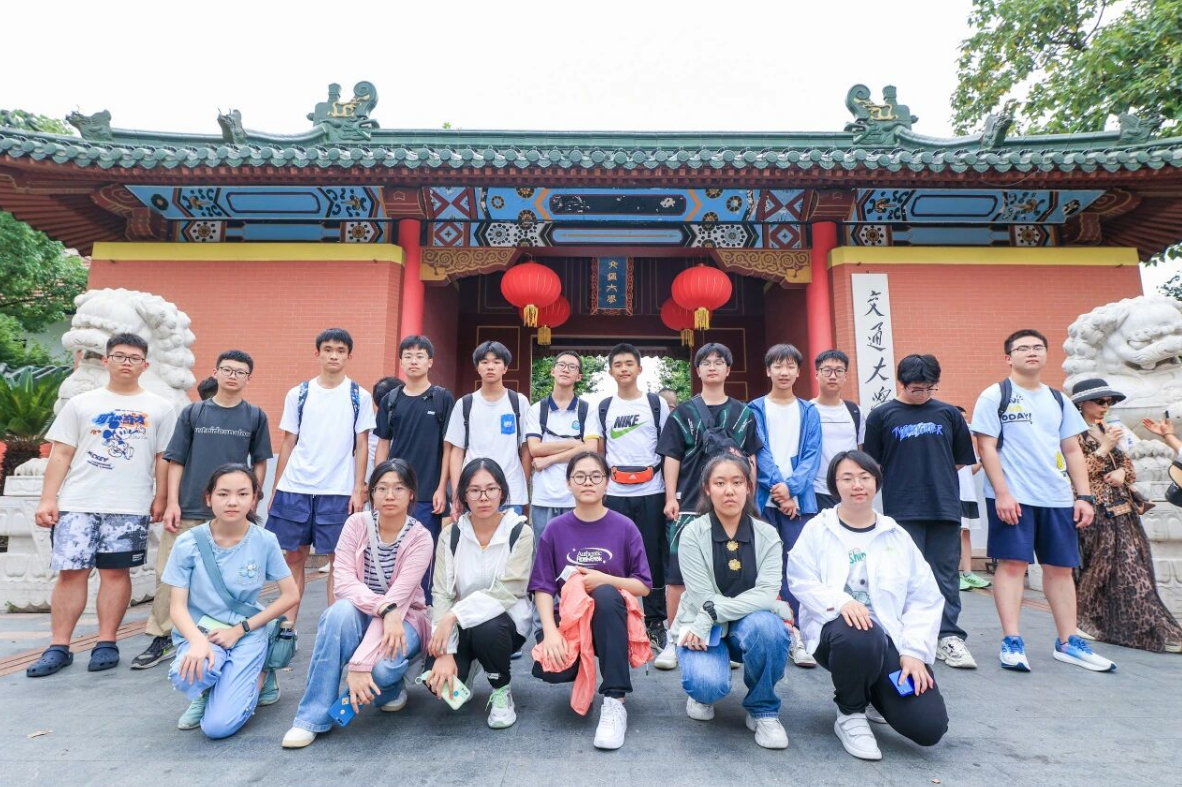 “追风入沪都，芳华访名学”——南京市燕子矶中学学科探索营